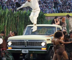 Super Bowl 2026 : Bad Bunny marque l’histoire de la NFL avec un show aussi spectaculaire que symbolique – Vogue France