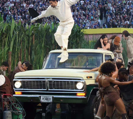 Super Bowl 2026 : Bad Bunny marque l’histoire de la NFL avec un show aussi spectaculaire que symbolique – Vogue France