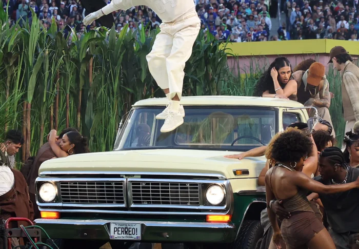 Super Bowl 2026 : Bad Bunny marque l’histoire de la NFL avec un show aussi spectaculaire que symbolique – Vogue France